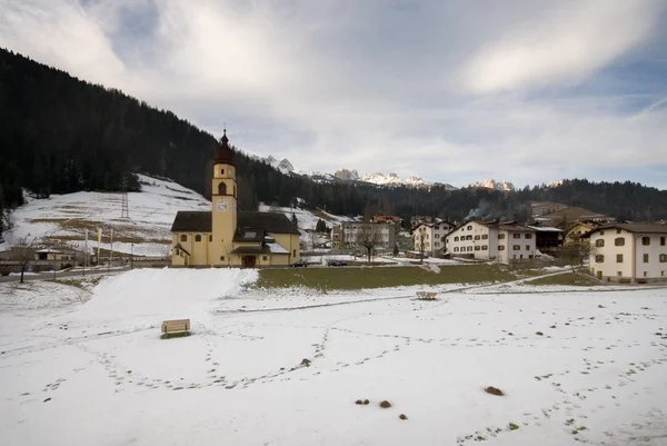 Церковь в снегу — стоковое фото