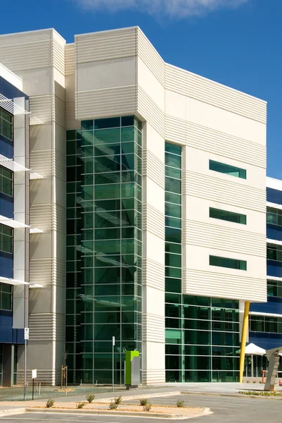 Edifício de escritórios moderno — Fotografia de Stock