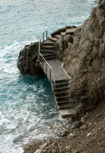 Escalera sobre las rocas — Foto de Stock