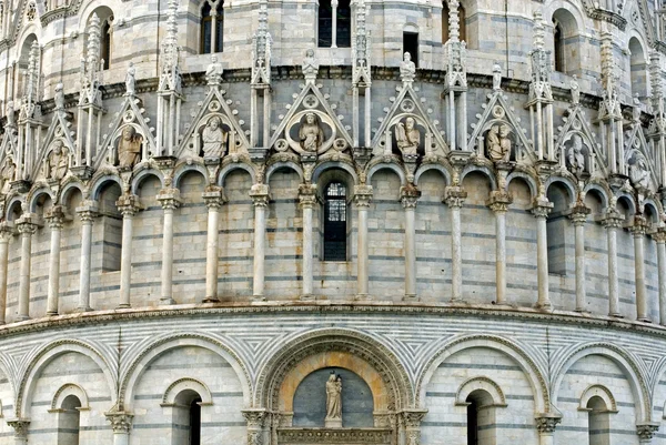 聖ヨハネ、ピサ洗礼堂 — ストック写真