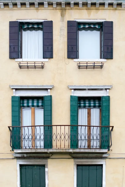 Hausfront mit Fensterläden — Stockfoto