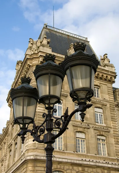 Парижские уличные фонари — стоковое фото