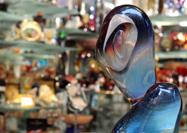 Kristal mağazada Murano heykel