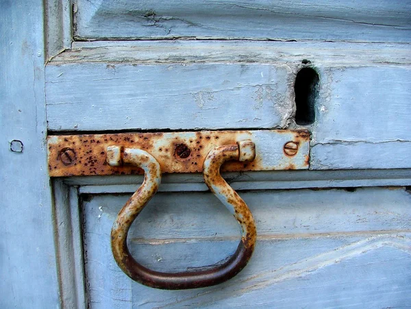 Mavi kapı paslı tokmağı ile — Stok fotoğraf