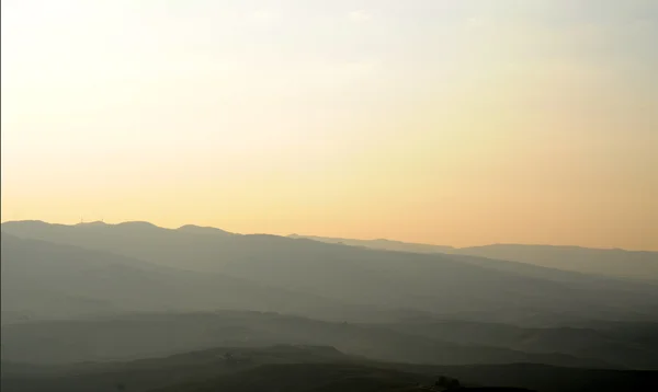 tuscan tepelerin üzerinden puslu görünüm