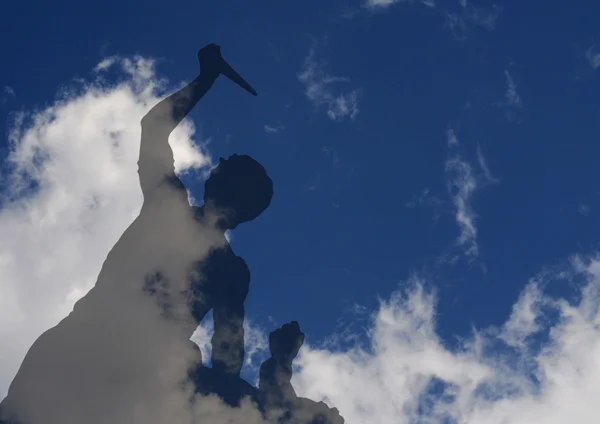 Luta pesada sob o céu azul e branco — Fotografia de Stock