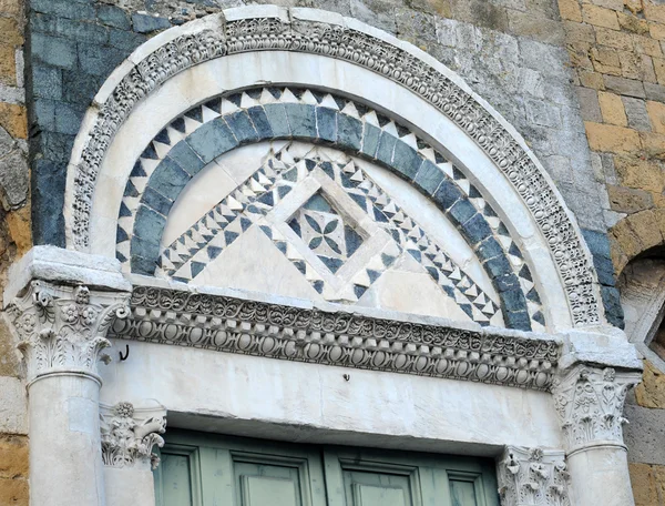 Timpano sopra la porta della chiesa di Volterra — Foto Stock