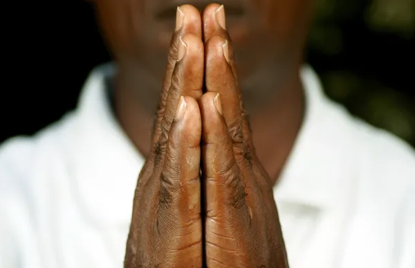 Dedos do homem afro em oração — Fotografia de Stock