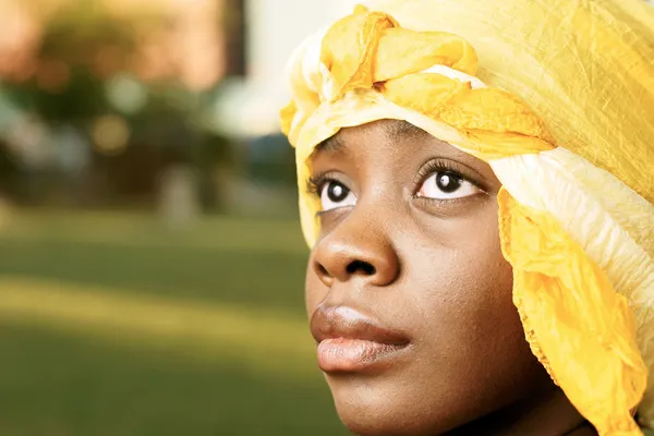 Женщина с золотым платком на голове — стоковое фото