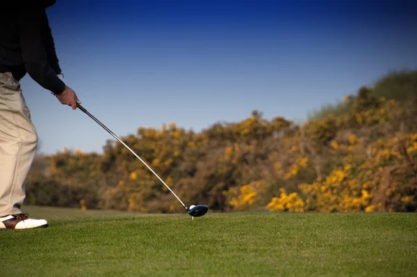 Играть в гольф — стоковое фото
