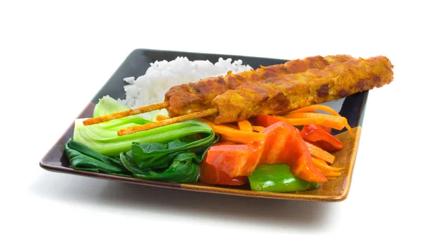 Chicken Satay Sticks mit Gemüse — Stockfoto