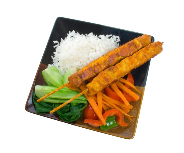 Куриные сатайские палочки с овощами — стоковое фото