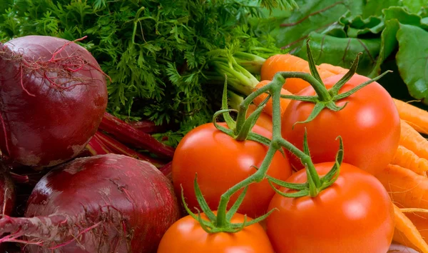 Close up van rode bieten, wortelen, tomaten — Stockfoto