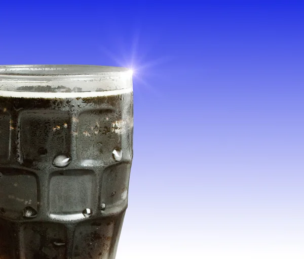 Ice Cold Cola sobre fundo azul — Fotografia de Stock