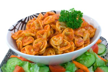 sığır eti tortellini ve salata