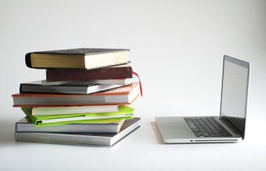kitap ve laptop yığını