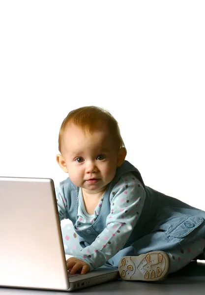 Das Kind mit dem Computer — Stockfoto