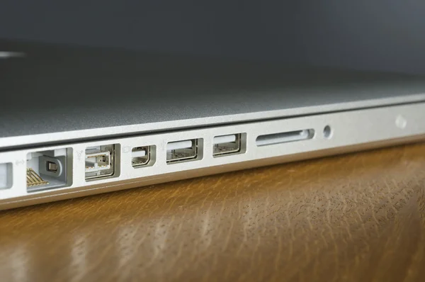 Laptop profissional em fundo cinza — Fotografia de Stock