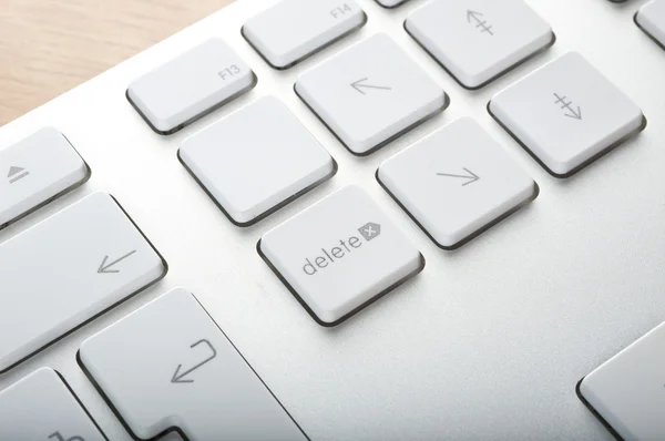 Het moderne en stijlvolle toetsenbord en de USB-verbinding — Stockfoto