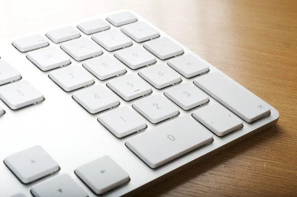 Het moderne en stijlvolle toetsenbord en de USB-verbinding — Stockfoto