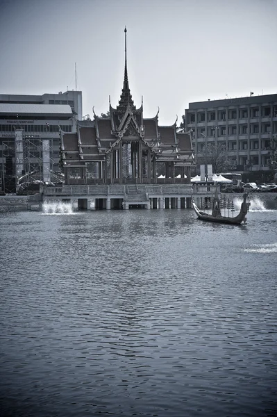 Construção tailandesa tradicional no centro da cidade no lago. Tom azul — Fotografia de Stock