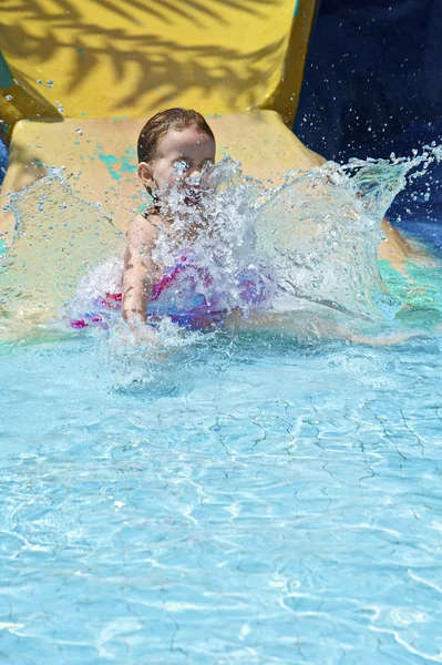 Küçük kız suda çalış — Stok fotoğraf