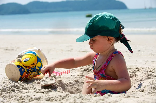 Girl plays on the sand — Stock Photo, Image