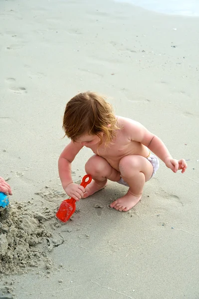 Girl plays on the sand — Stock Photo, Image