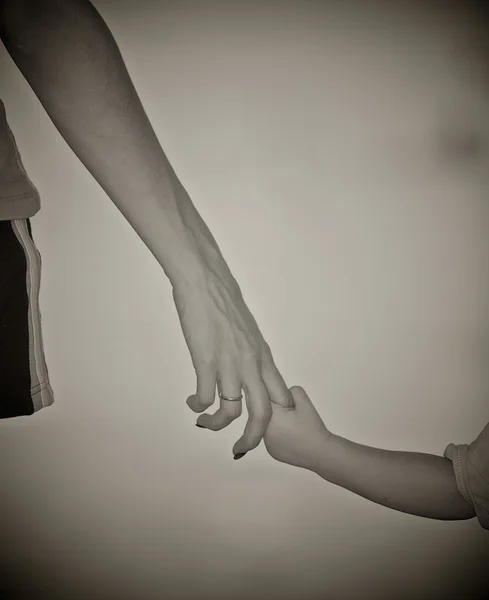 La pequeña hija sostiene a mamá de la mano — Foto de Stock