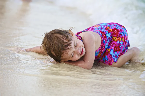 The littel girl plays in water — Stock Photo, Image