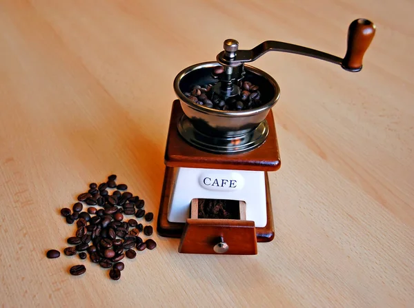 Moedor e grão de café — Fotografia de Stock
