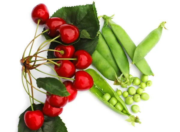 Peas and cherries — Stock Photo, Image
