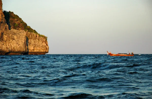 Boot und Felsen — Stockfoto