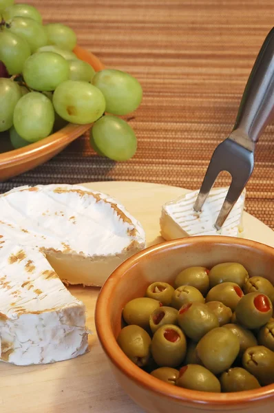 Sýr a olivy — Stock fotografie
