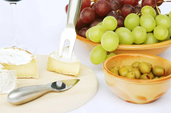 Cheese and olives — Stock Photo, Image