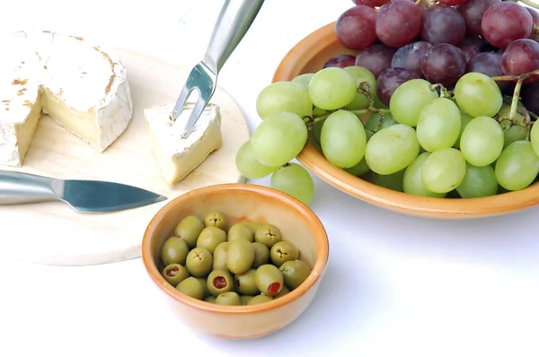 Olives and cheese — Stock Photo, Image
