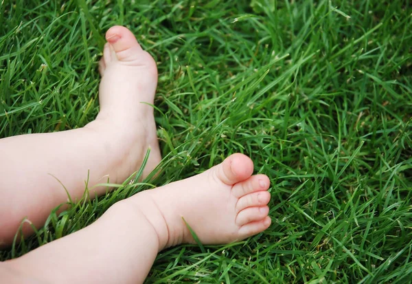 Нога дитини — стокове фото