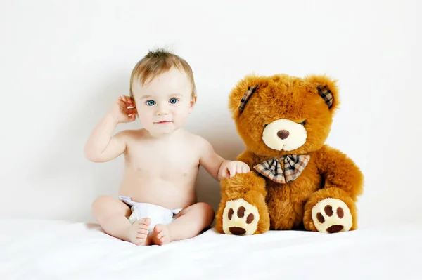 Chłopiec i niedźwiedź — Zdjęcie stockowe
