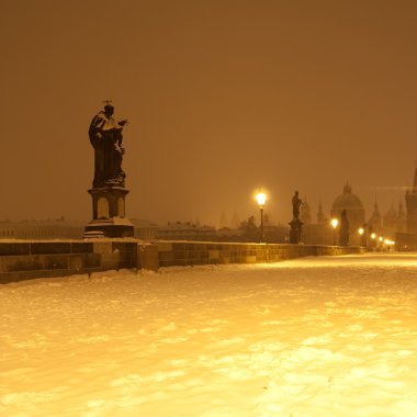 Charles bridge kış geceleri