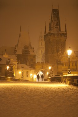 Charles bridge kış geceleri