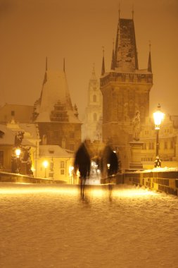 Charles bridge kış geceleri