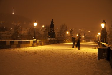 Charles bridge kış geceleri