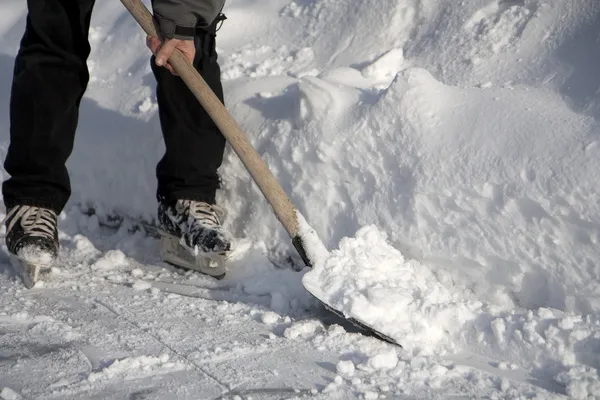 Homem trabalhando com pá de neve — Fotografia de Stock