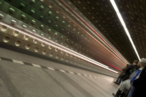 Podzemní vlak do stanice — Stock fotografie
