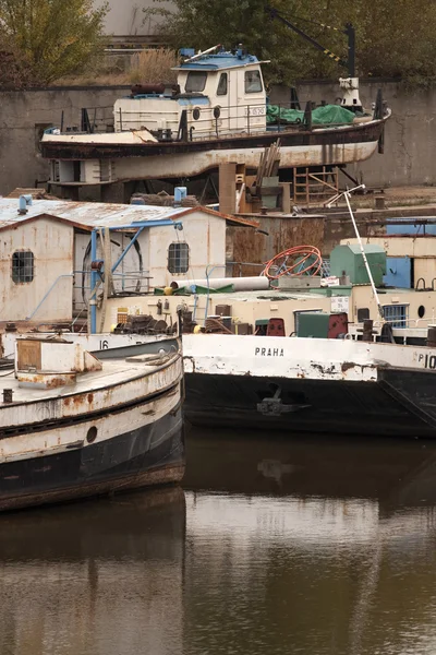 Vecchie barche in un porto — Foto Stock