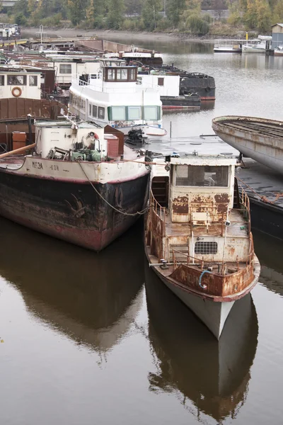 Старые лодки в гавани — стоковое фото