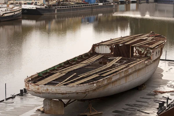 在港湾中的旧船 — 图库照片