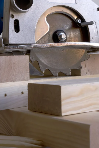 Circular saw and timber — Stock Photo, Image