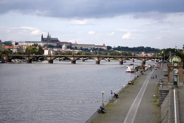 プラハ城やヴルタヴァ川の川岸 — ストック写真