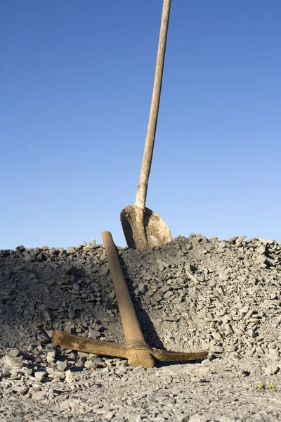 Лопата и кирка — стоковое фото
